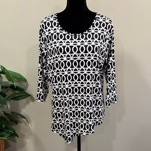Lulu-B Black and White Geometric Pattern Top with Asymmetrical Hem 3/4 Sleeves